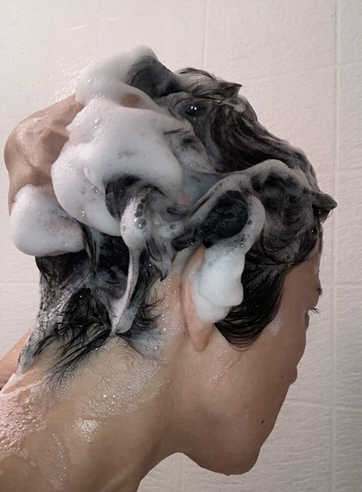 ラサーナプレミオールシャンプー洗う女性
